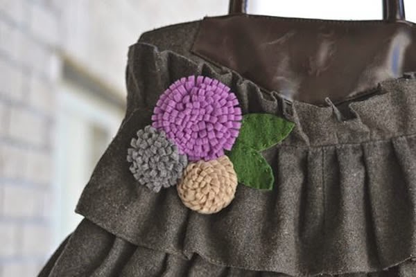 Bolsa decorada com flor de feltro